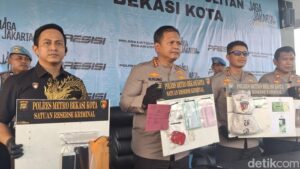 Foto: Tiga orang pencurian motor modus menuduh korban pelaku pemukulan ditangkap Polres Metro Bekasi. (Sholihin/detikcom)