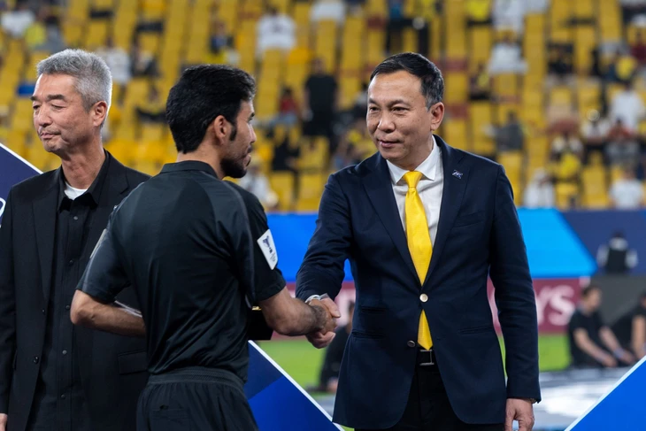 Ronaldo watches dejectedly as VFF President presents the trophy to Gamba Osaka - Image 3.