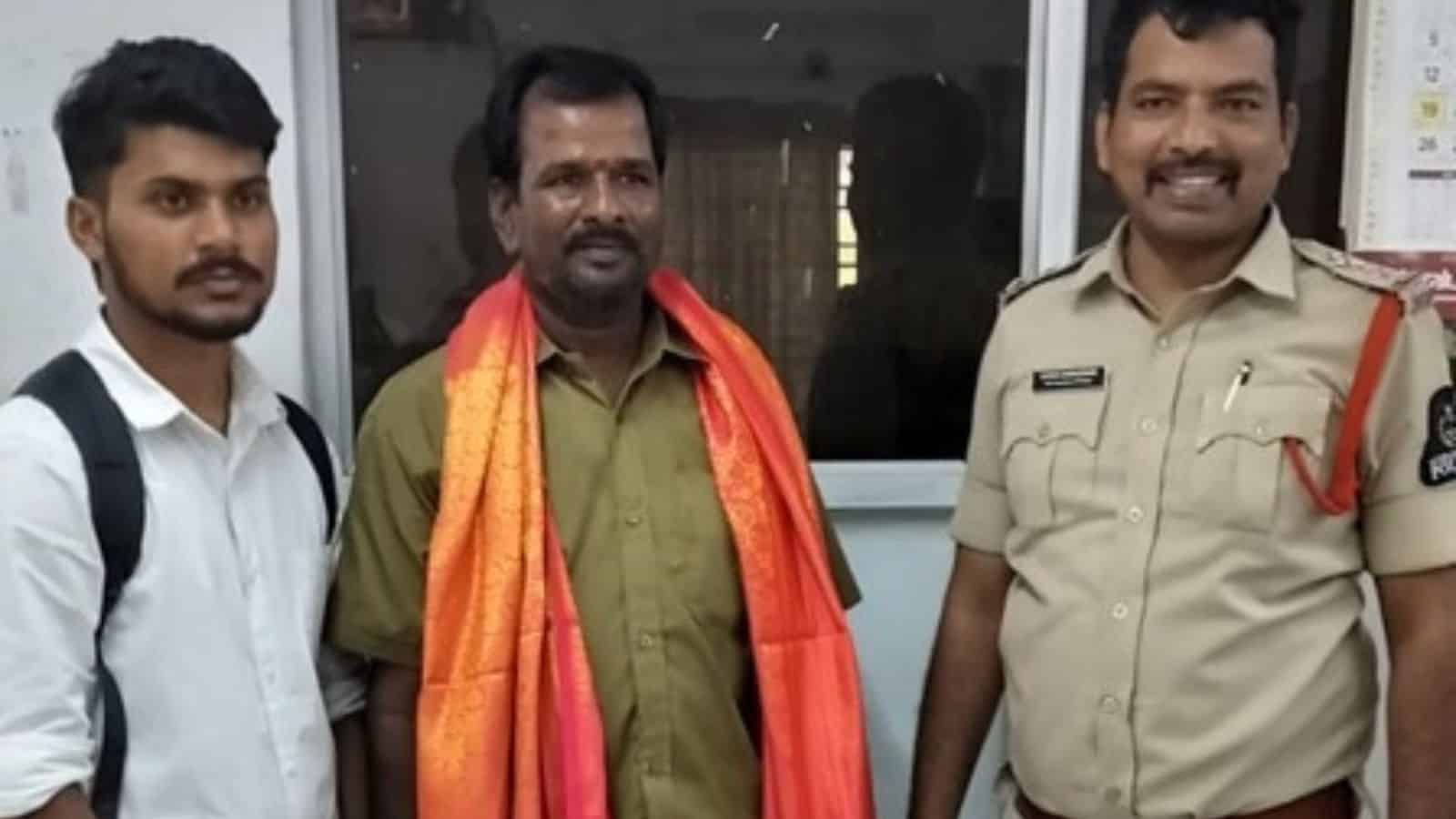 Ramgopalpet SHO along with the Sai Kumar and the auto driver