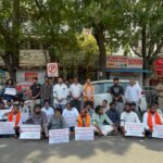 गौकशी के खिलाफ धरने पर बैठे विहिप और बजरंग दल के कार्यकर्ता।