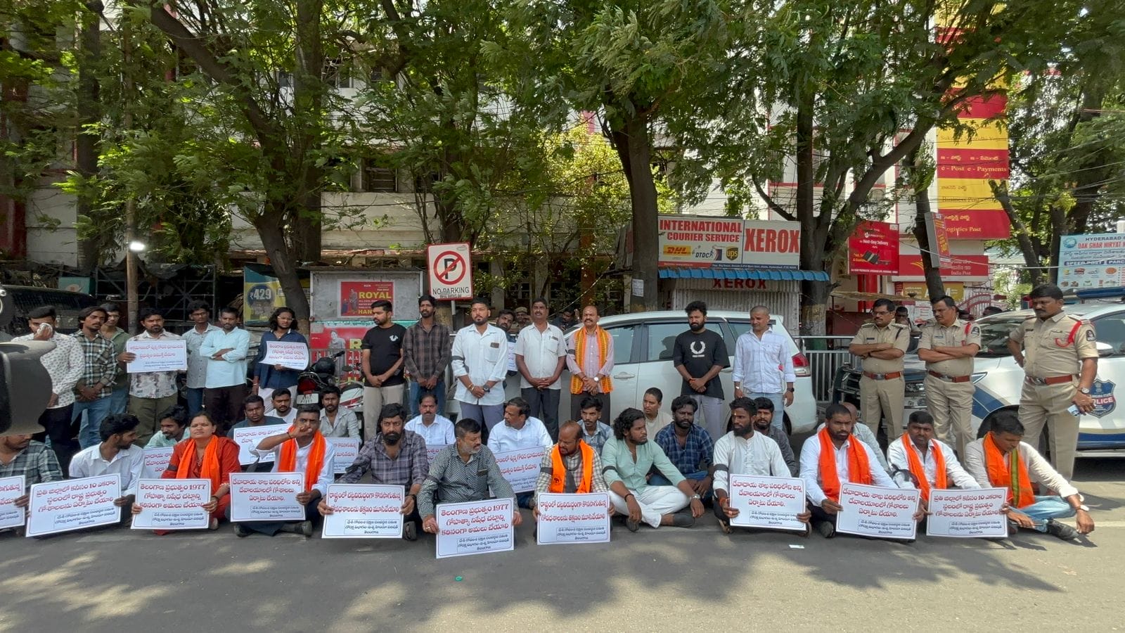 गौकशी के खिलाफ धरने पर बैठे विहिप और बजरंग दल के कार्यकर्ता।