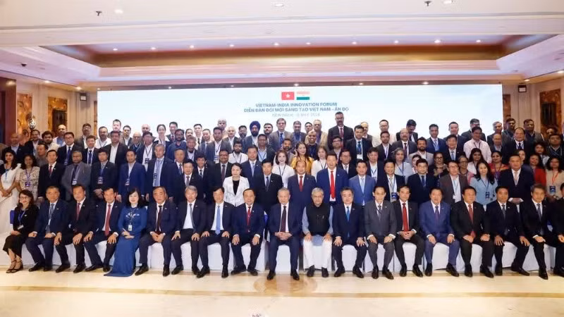 General Secretary and President To Lam and delegates attend the Vietnam-India Innovation Forum, afternoon of May 6, in New Delhi, during the state visit to the Republic of India.