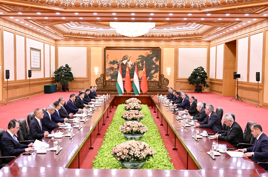 President Xi Jinping holds talks with Tajik President Rahmon at the Great Hall of the People in Beijing on the afternoon of May 12.