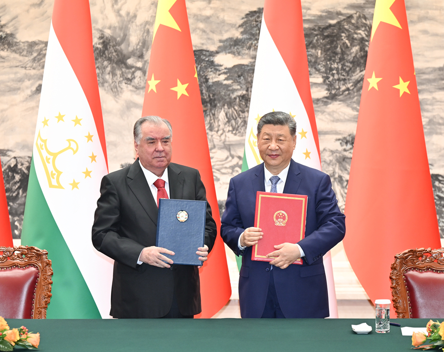 On the afternoon of May 12, President Xi Jinping held talks with Tajik President Rahmon at the Great Hall of the People in Beijing. After the talks, the two heads of state jointly attended the signing ceremony of cooperation documents.