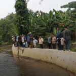 Walkot Depok meninjau kali di wilayah Bulak Barat. (Devi Puspitasari/detikcom)