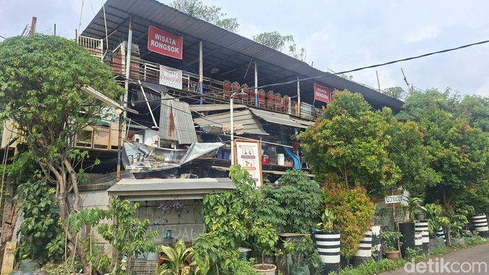 A Glimpse Inside Depok's Rongsok Market, a Treasure Hunt for Antiques