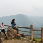 Wisatawan berfoto saat mengunjungi lokasi wisata alam Tebing Keraton, Ciburial, Kabupaten Bandung, Jawa Barat, Selasa (3/6/2025). Menurut Badan Pusat Statistik (BPS) Jawa Barat berdasarkan Mobile Positioning Data (MPD) tercatat 22,52 juta perjalanan wisatawan nusantara yang berkunjung ke Jawa Barat sepanjang April 2025 atau meningkat 49,80 persen dibandingkan Maret 2025 dengan tujuan utama perjalanan yaitu Bogor, Depok, Bekasi, dan Bandung Raya. ANTARA FOTO/Raisan Al Farisi