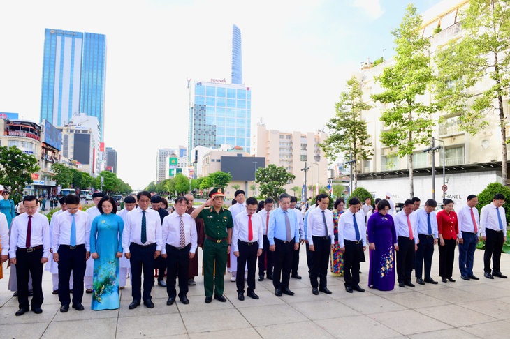 Secretary Tran Luu Quang and the delegation of Ho Chi Minh City laying flowers in tribute to President Ho Chi Minh - Image 3.