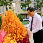 Bí thư Thành ủy TP.HCM Trần Lưu Quang dâng hoa tưởng niệm Chủ tịch Hồ Chí Minh tại công viên tượng đài Chủ tịch Hồ Chí Minh, đường Nguyễn Huệ, phường Sài Gòn (TP.HCM) - Ảnh: QUANG ĐỊNH