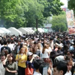 大勢の来場客と模擬店でにぎわうメインストリート（斎藤春真撮影）