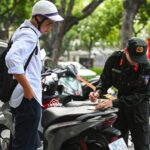 Cảnh sát lập biên bản xử lý một trường hợp chưa đủ điều kiện lái xe - Ảnh: HỒNG QUANG