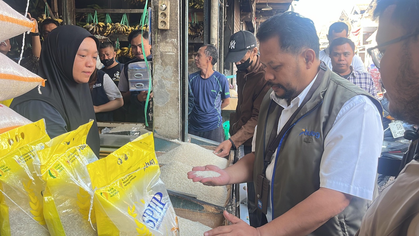 Bulog Jabar bersama Satgas Pangan dan Dinas Perdagangan melakukan sidak ke Pasar Astana Anyar Bandung, Minggu (7/6/2026) pagi.