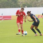 Pemain Timnas Senior Wanita Indonesia Felicia De Zeeuw berebut bola dengan pemain Timnas Kamboja di Garuda Championship series 2026 yang berlangsung di Stadion Arcamanik, Kota Bandung, Selasa (9/6). Timnas Wanita Indonesia di tahan imbang Timnas Kamboja dengan skor 1-1. Taofik Achmad Hidayat/ Radar Bandung.