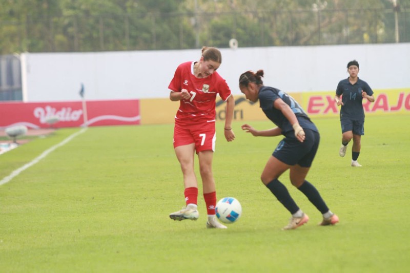 Pemain Timnas Senior Wanita Indonesia Felicia De Zeeuw berebut bola dengan pemain Timnas Kamboja di Garuda Championship series 2026 yang berlangsung di Stadion Arcamanik, Kota Bandung, Selasa (9/6). Timnas Wanita Indonesia di tahan imbang Timnas Kamboja dengan skor 1-1. Taofik Achmad Hidayat/ Radar Bandung.