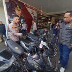 Kapolres Cimahi AKBP Niko Nurallah Adi Putra bersama Jajaran Satreskrim Polres Cimahi berhasil mengungkap sejumlah kasus pencurian kendaraan bermotor (curanmor) roda dua yang terjadi di wilayah hukum Polres Cimahi, Kota Cimahi, Sabtu (6/6). Taofik Achmad Hidayat/ Radar Bandung.