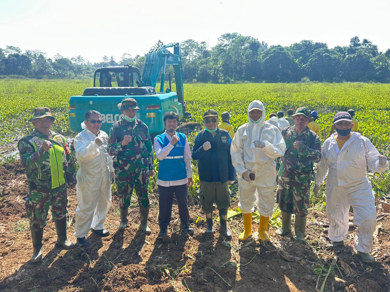 PT PLN IP UBP Saguling bersama stakeholder terkait membersihkan eceng gondok di Waduk Saguling tepatnya di Desa Karangtanjung, Kecamatan Cililin, Kabupaten Bandung Barat