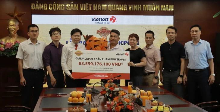 Ông Bùi Văn Mạnh - sinh năm 1981, ở TP.HCM (thứ 5 từ phải qua) - chủ nhân giải thưởng Vietlott hơn 83,5 tỉ đồng - Ảnh: CTV