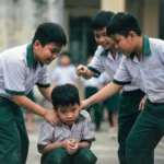 Bạo lực học đường không phải chuyện mới. Điều mới là giờ đây nó hay được ghi lại và đưa lên mạng - Ảnh do AI tạo