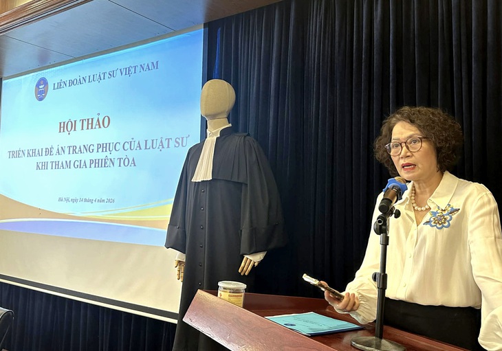 Trao đổi về trang phục của luật sư khi tham gia phiên tòa - Ảnh: TTO