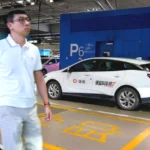 Hành khách sử dụng xe công nghệ Didi tại sân bay quốc tế Hồng Kiều, Thượng Hải - Ảnh: REUTERS