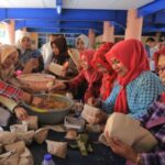 Kader PKK Kota Tangerang tampak sedang mengolah makanan bagi korban banjir Periuk.