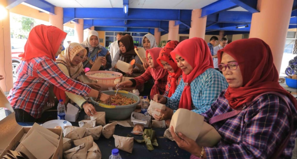 Kader PKK Kota Tangerang tampak sedang mengolah makanan bagi korban banjir Periuk.