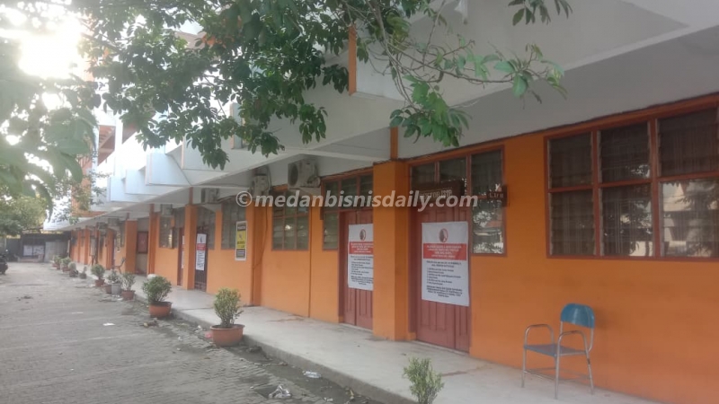 Suasana Institut Sains & Teknologi TD Pardede (ISTP) di Jalan DR TD Pardede, Medan, yang tidak lagi menjalankan aktivitas akademik tatap muka setelah akses kampus disegel oleh pihak ahli waris. (romi irwansyah)