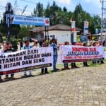 Aksi penolakan tambang PT Dairi Prima Mineral (DPM) oleh koalisi masyarakat sipil dan warga Dairi beberapa waktu lalu. Pada peringatan Hari Lingkungan Hidup Sedunia 2026, warga bersama jaringan advokasi lingkungan berencana menggelar aksi solidaritas menolak izin lingkungan baru perusahaan tambang tersebut.