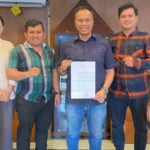 Boydo HK Panjaitan didampingi tim kuasa hukumnya menunjukkan Surat Ketetapan Penghentian Penyelidikan yang diterbitkan Ditreskrimum Polda Sumut terkait laporan dugaan penggelapan uang Rp 2 miliar.