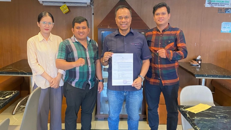 Boydo HK Panjaitan didampingi tim kuasa hukumnya menunjukkan Surat Ketetapan Penghentian Penyelidikan yang diterbitkan Ditreskrimum Polda Sumut terkait laporan dugaan penggelapan uang Rp 2 miliar.