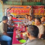 Anggota DPRD Labuhanbatu, Tommy (dua kiri), berkoordinasi dengan Bhabinkamtibmas saat meninjau sejumlah lokasi terdampak kelangkaan LPG 3 kilogram di Kecamatan Rantau Utara, Kabupaten Labuhanbatu.