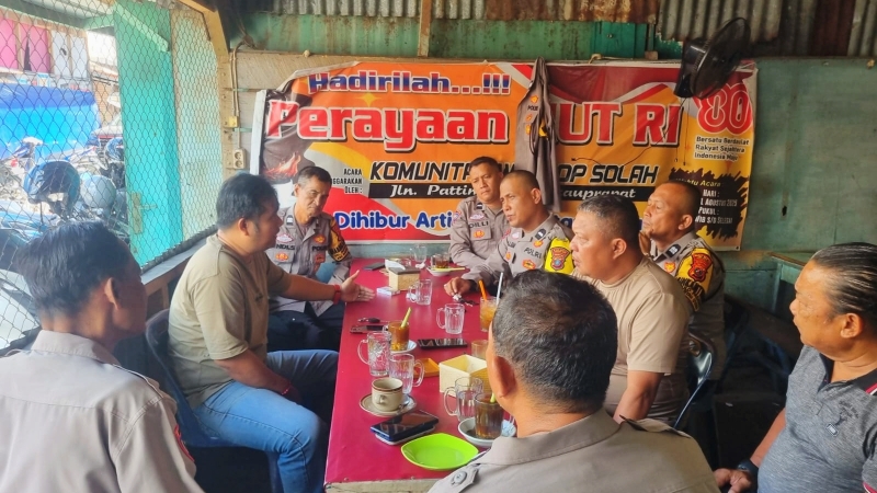 Anggota DPRD Labuhanbatu, Tommy (dua kiri), berkoordinasi dengan Bhabinkamtibmas saat meninjau sejumlah lokasi terdampak kelangkaan LPG 3 kilogram di Kecamatan Rantau Utara, Kabupaten Labuhanbatu.