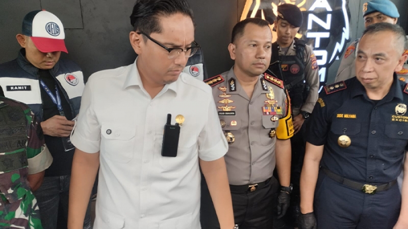 Wali Kota Medan Rico Tri Putra Bayu Waas bersama Kapolrestabes Medan Kombes Pol Calvijn Simanjuntak meninjau Tempat Hiburan Malam (THM) Phantom KTV di Jalan Adam Malik, Medan, yang ditutup setelah diduga menjadi lokasi peredaran narkoba.
