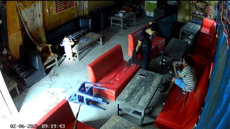 Tangkapan layar rekaman CCTV yang telah diserahkan pihak Lapo Oppu Ratus kepada Polres Samosir sebagai bagian dari proses penyelidikan terkait meninggalnya Diana Hutahaean di Pangururan, Kabupaten Samosir. (tangkapan layar video.)