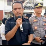 Anggota DPRD Dairi, Hendra J Sinaga, menerima aspirasi Koalisi Sipil Lintas Lembaga saat aksi peringatan Hari Lingkungan Hidup Sedunia.