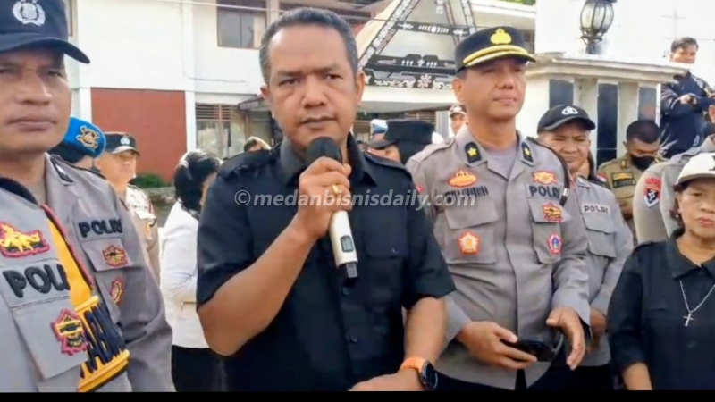 Anggota DPRD Dairi, Hendra J Sinaga, menerima aspirasi Koalisi Sipil Lintas Lembaga saat aksi peringatan Hari Lingkungan Hidup Sedunia.