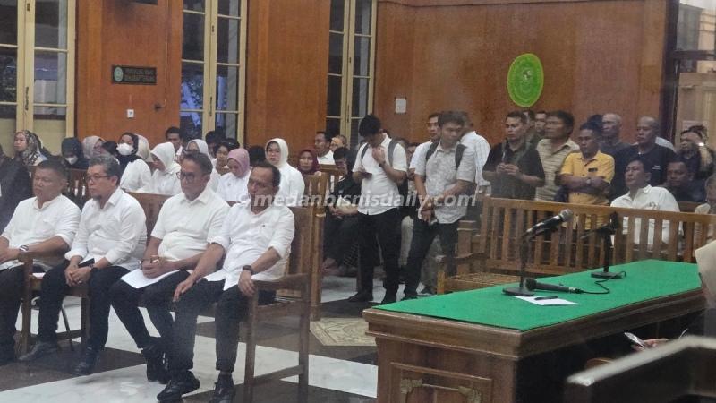 Empat terdakwa perkara dugaan korupsi pengalihan aset PTPN I Regional I kepada pengembang PT Ciputra Land melalui skema KSO dengan PT Nusa Dua Propertindo saat mengikuti sidang putusan di Pengadilan Tipikor Medan. Majelis hakim menjatuhkan vonis bebas terhadap seluruh terdakwa.