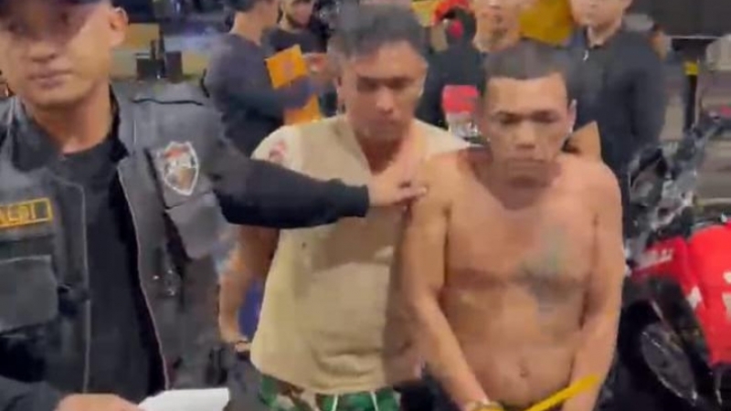 Polisi menggiring 2 preman kampung penganiaya ibu hamil. (istimewa)