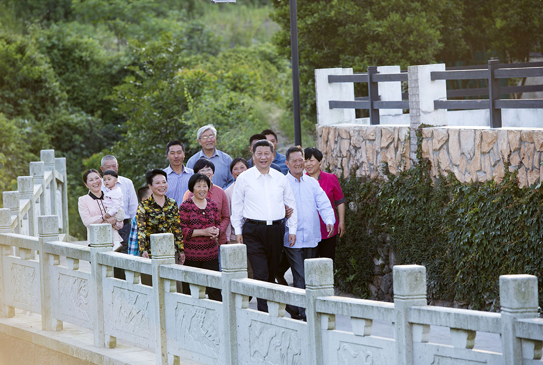 On May 25, 2015, during an inspection tour in Zhejiang, General Secretary Xi Jinping visited local residents in Dinghai District, Zhoushan.