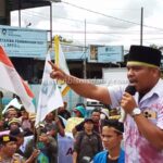Massa dari Koalisi Sipil Lintas Lembaga menggelar aksi penolakan tambang PT Dairi Prima Mineral (PT DPM) di depan Kantor Bupati Dairi, Sidikalang, Kamis (4/6/2026). Dalam aksi tersebut, YDPK menyoroti dugaan kejanggalan AMDAL serta risiko bencana lingkungan di kawasan rawan gempa Silima Pungga-Pungga.