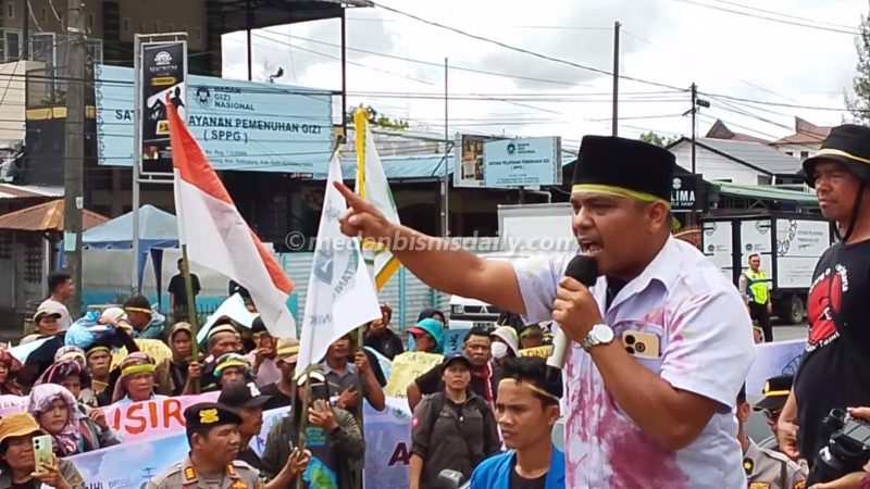 Massa dari Koalisi Sipil Lintas Lembaga menggelar aksi penolakan tambang PT Dairi Prima Mineral (PT DPM) di depan Kantor Bupati Dairi, Sidikalang, Kamis (4/6/2026). Dalam aksi tersebut, YDPK menyoroti dugaan kejanggalan AMDAL serta risiko bencana lingkungan di kawasan rawan gempa Silima Pungga-Pungga.
