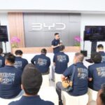 Tim BYD Motor Indonesia memberikan pengarahan kepada peserta sebelum mengikuti BYD DM Technology Roadshow di Kota Medan. Kegiatan ini menjadi bagian dari pengenalan teknologi Dual Mode (DM) kepada masyarakat di Sumatera Utara.