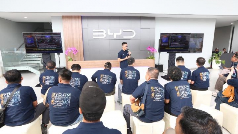 Tim BYD Motor Indonesia memberikan pengarahan kepada peserta sebelum mengikuti BYD DM Technology Roadshow di Kota Medan. Kegiatan ini menjadi bagian dari pengenalan teknologi Dual Mode (DM) kepada masyarakat di Sumatera Utara.