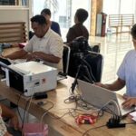 Petugas Kantor Imigrasi Kelas II TPI Belawan melayani pembuatan dan pergantian paspor melalui program Eazy Paspor di RS Advent Medan. Program jemput bola ini memudahkan masyarakat mengurus paspor tanpa harus datang ke kantor imigrasi.