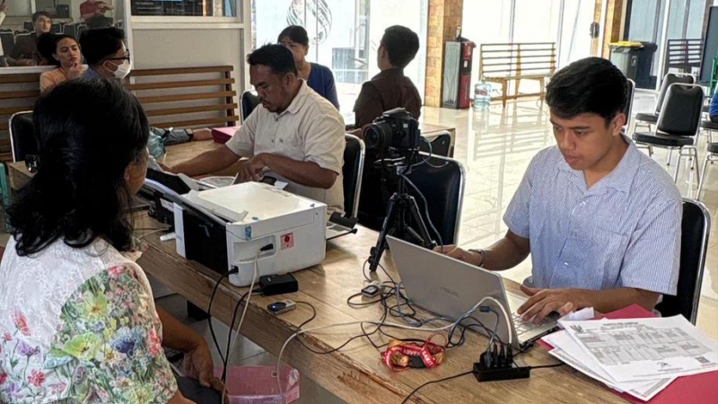 Petugas Kantor Imigrasi Kelas II TPI Belawan melayani pembuatan dan pergantian paspor melalui program Eazy Paspor di RS Advent Medan. Program jemput bola ini memudahkan masyarakat mengurus paspor tanpa harus datang ke kantor imigrasi.