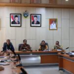 Kadisperindag ESDM Sumut Dedi Jaminsyah Putra Harahap, Jumat (5/6/2026), menerima audiensi dan menampung usulan Pemkab Toba bersama masyarakat Desa Aek Nalas terkait legalisasi tambang rakyat yang berlokasi di kawasan Geopark Kaldera Toba di wilayah Kabupaten Toba.