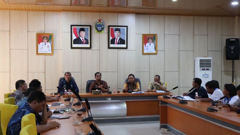Kadisperindag ESDM Sumut Dedi Jaminsyah Putra Harahap, Jumat (5/6/2026), menerima audiensi dan menampung usulan Pemkab Toba bersama masyarakat Desa Aek Nalas terkait legalisasi tambang rakyat yang berlokasi di kawasan Geopark Kaldera Toba di wilayah Kabupaten Toba.
