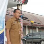 Staf Ahli Bupati Dairi Bidang Pemerintahan, Hukum, dan Politik, Erwin Sitorus, menyampaikan arahan kepada ASN saat apel gabungan di halaman Kantor Bupati Dairi, Senin (8/6/2026). (istimewa)