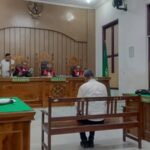 Terdakwa M Eslo Simanjuntak mendengarkan pembacaan tuntutan Jaksa Penuntut Umum dalam sidang perkara korupsi penguasaan dan penyewaan lahan PTPN IV Regional II di Pengadilan Tipikor Medan. (istimewa)