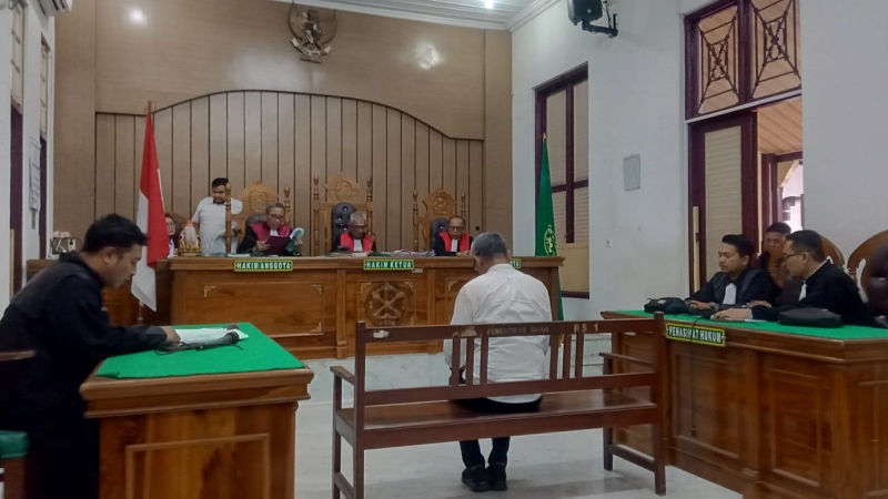 Terdakwa M Eslo Simanjuntak mendengarkan pembacaan tuntutan Jaksa Penuntut Umum dalam sidang perkara korupsi penguasaan dan penyewaan lahan PTPN IV Regional II di Pengadilan Tipikor Medan. (istimewa)